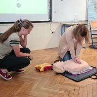 DI Ljubljana – Šiška: Uporaba defibrilatorja in nudenje prve pomoči