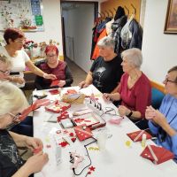 Ustvarjalne delavnice v ODI Dravinjske doline – izdelovanje novoletnih voščilnic 